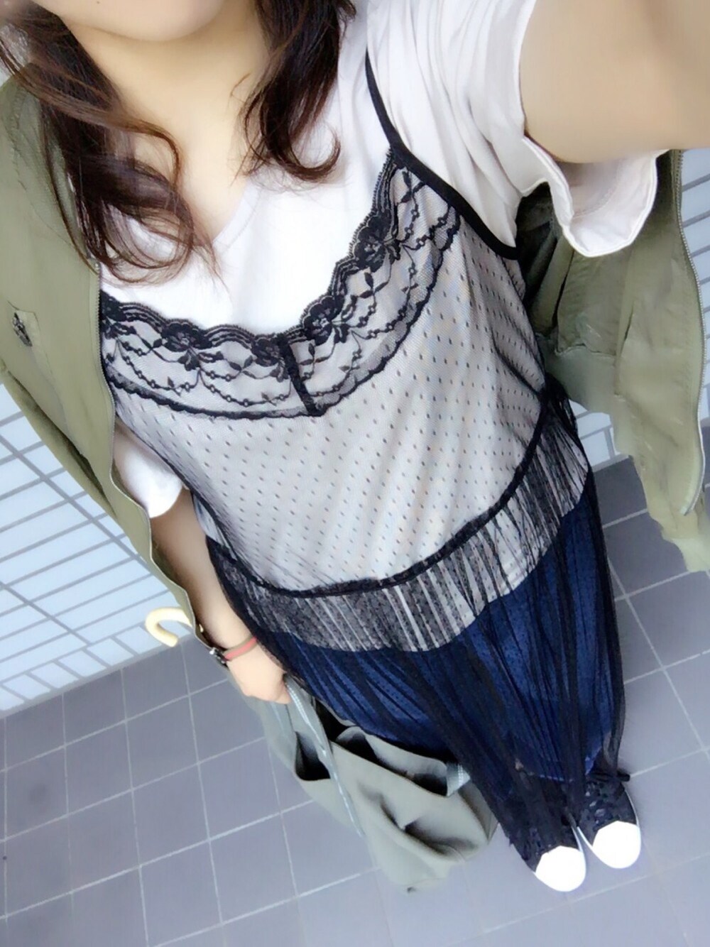 「カジュアルコーデ、休日スタイル、カーキ、肩掛け、デニム、スニーカー、ワンピース」｜「w closetのアイテム（Tシャツ/カットソー、グレー系）」を使った、paola♪さん（レディース・157cm）の秋コーディネートの1枚目の写真