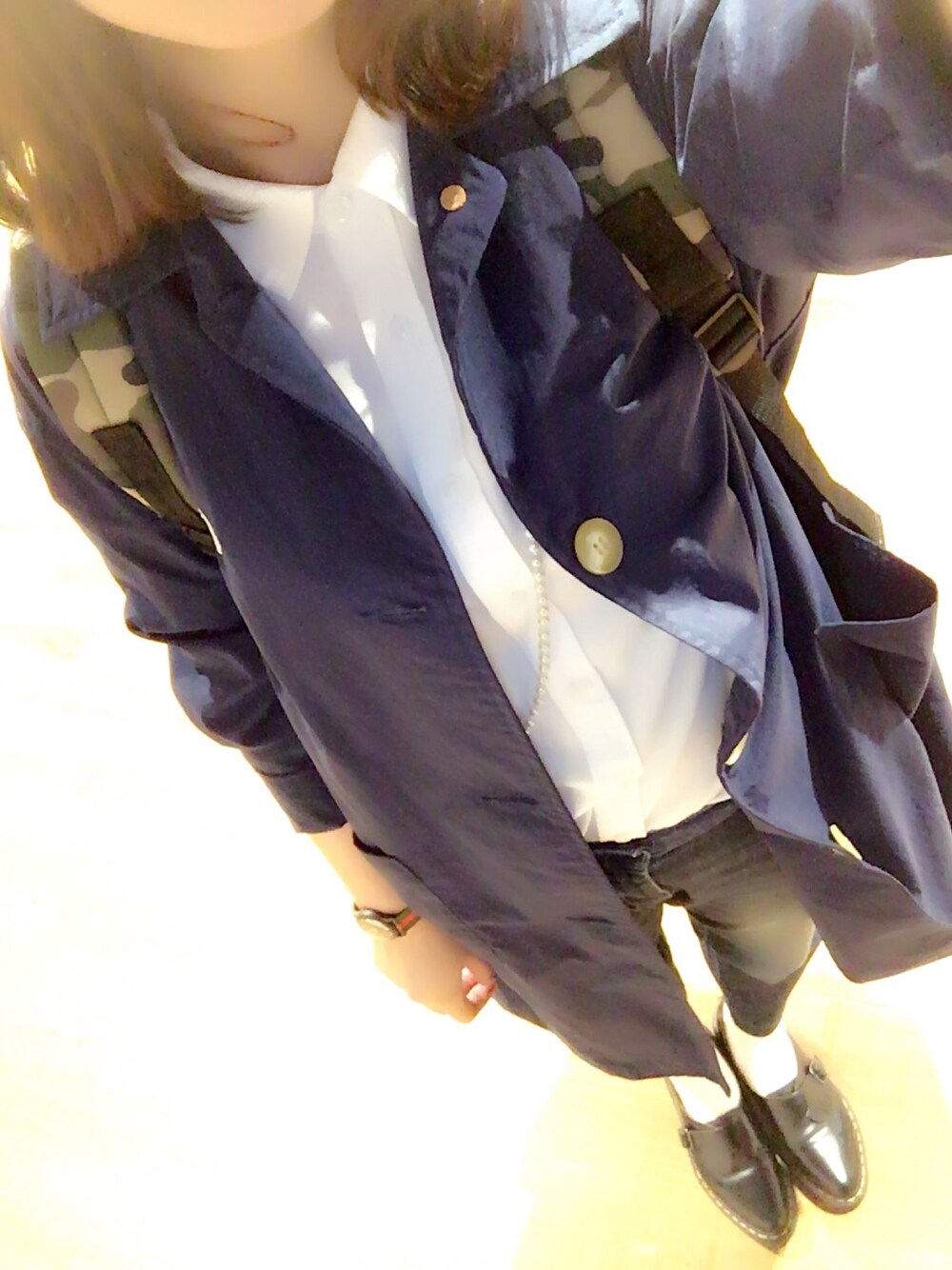 「大人カジュアル、シンプル、メンズライク、白シャツ、デニム、Dr.Martens、Danton、ステンカラーコート、迷彩」｜「Ray BEAMSのDANTON / シングル コート（ステンカラーコート、ブルー系）」を使った、paola♪さん（レディース・157cm）の秋コーディネートの1枚目の写真