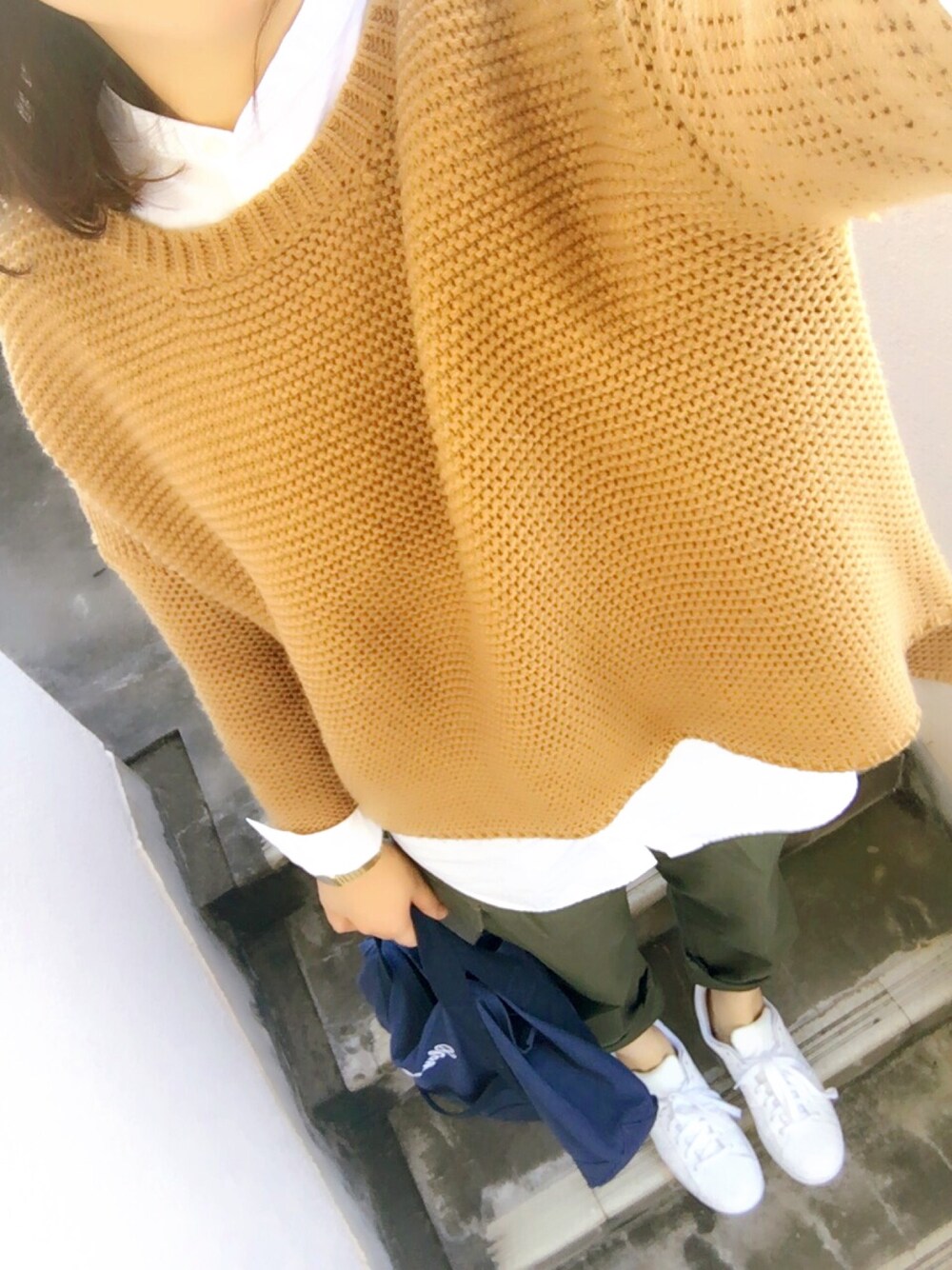 「シンプル、ブラウン、カーキ、ニット、白シャツ、オトナカジュアル、秋のコーデ」｜「niko and...のガータークルービッグプルオーバー【niko and...】（ニット/セーター、イエロー系）」を使った、paola♪さん（レディース・157cm）の秋コーディネートの1枚目の写真