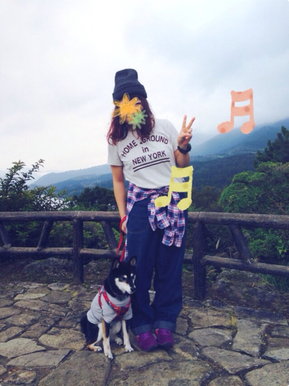 ベージュ系のTシャツ/カットソー、パープル系のスニーカー、その他のその他を着用したレディースの秋コーディネートの1枚目の写真