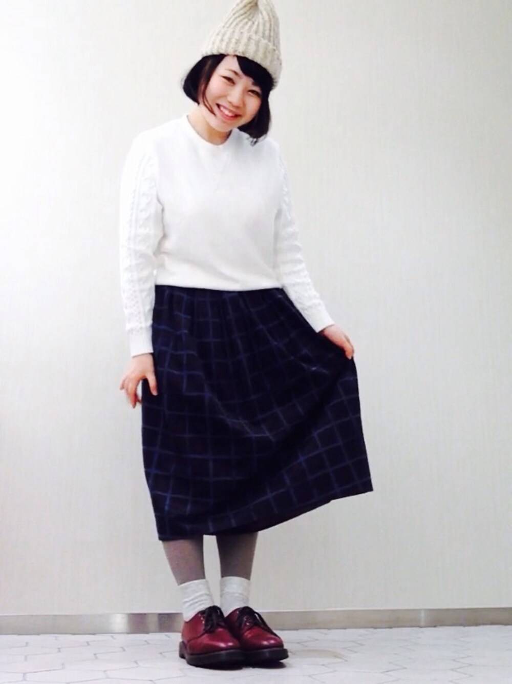 レッド系のその他シューズ、ブルー系のスカート、ホワイト系のソックス/靴下を着用したレディースの冬コーディネートの1枚目の写真