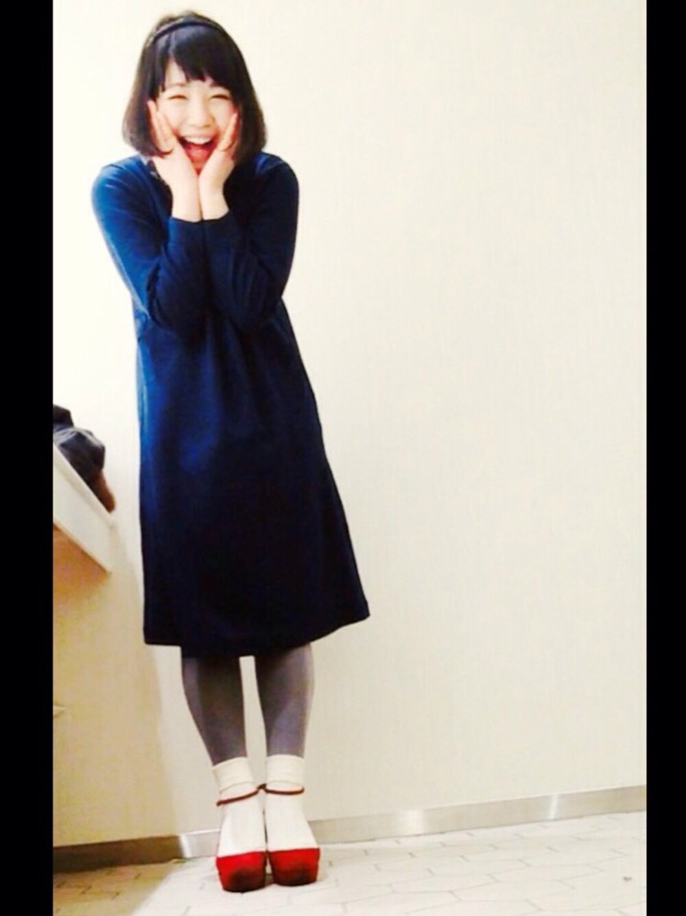 ブルー系のワンピース、レッド系のパンプス、その他のその他を着用したレディースの冬コーディネートの1枚目の写真
