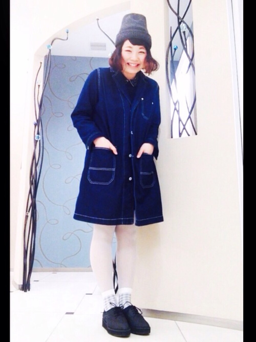 ブルー系のデニムジャケット、グレー系のその他シューズ、その他のその他を着用したレディースの春コーディネートの1枚目の写真