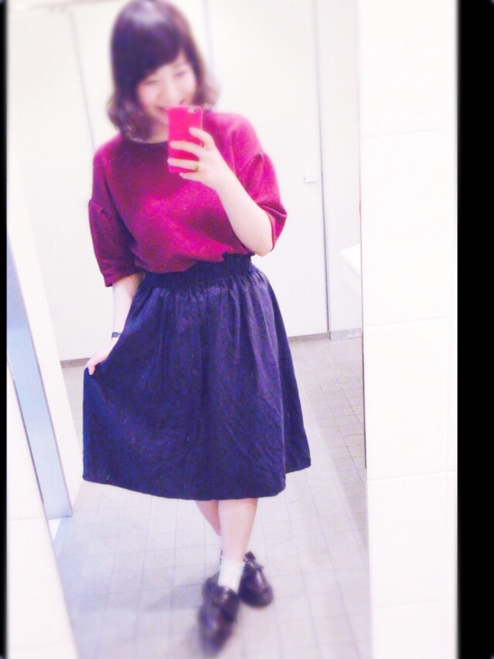 レッド系のTシャツ/カットソー、ブラック系のスカート、ブラック系のその他シューズを着用したレディースの夏コーディネートの1枚目の写真