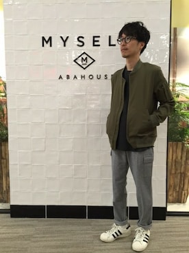 「MYSELF ABAHOUSE（マイセルフアバハウス）のストレッチMA-1（MA-1、グリーン系）」を使った、川上さん（メンズ・165cm）の秋コーディネート