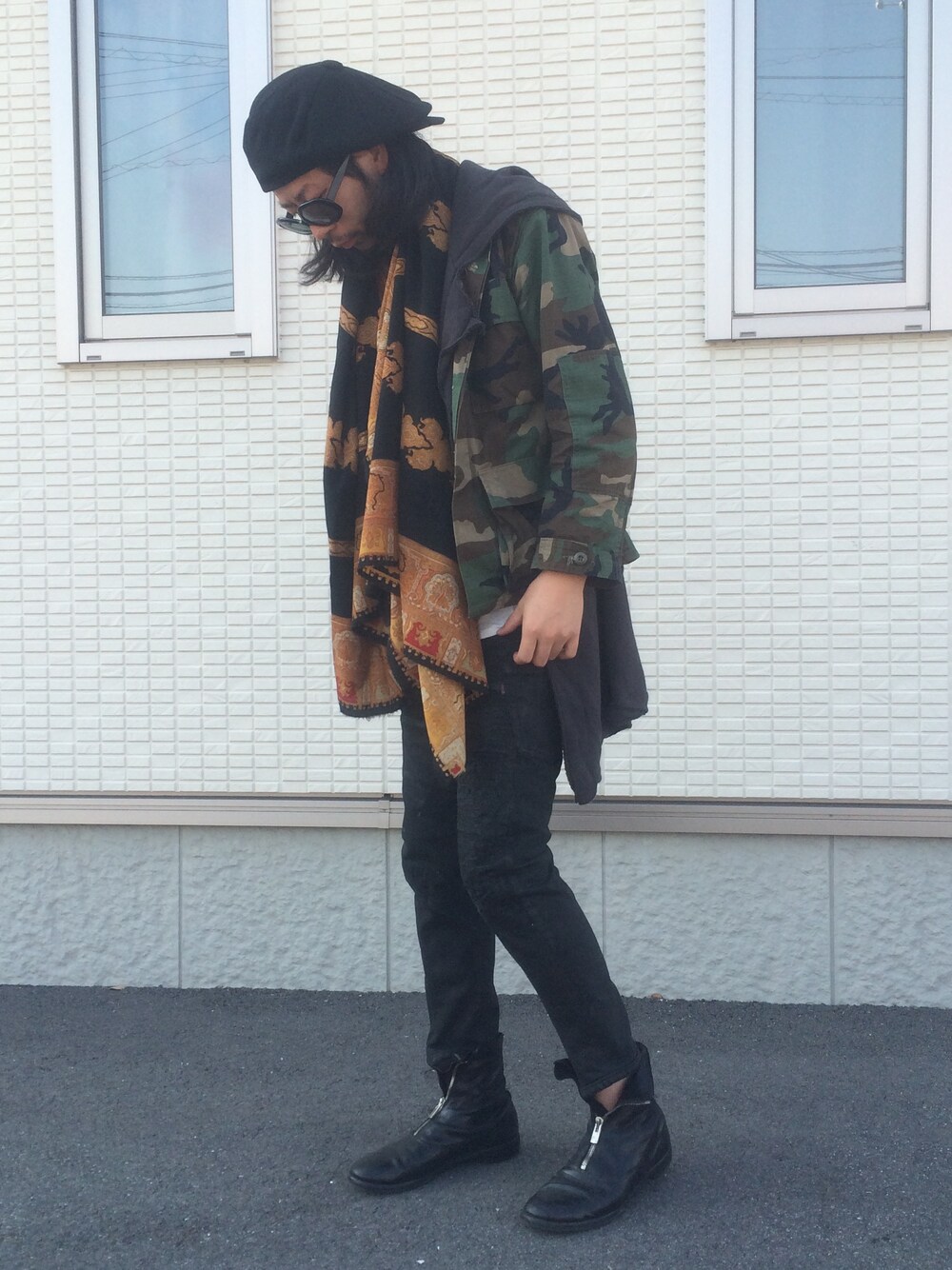 その他のデニムパンツを着用したメンズの秋コーディネートの1枚目の写真