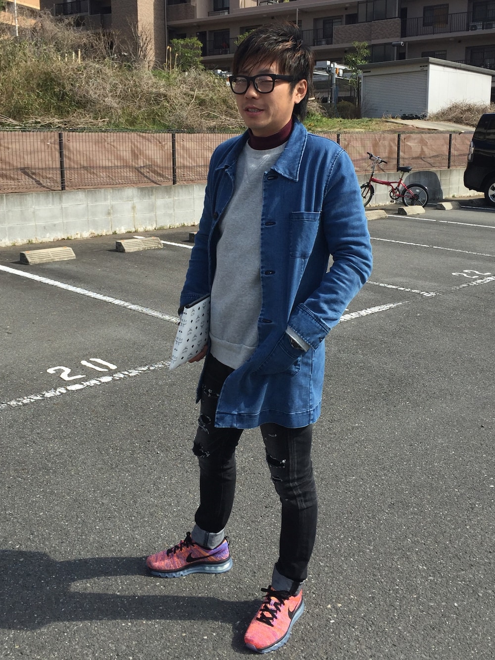 「駐車場、エアマックス、春？？」｜「MagineのTENCEL DENIM SHOP COAT:テンセルデニムショップコート（デニムジャケット、ブルー系）」を使った、hachi8さん（メンズ・174cm）の春コーディネートの1枚目の写真