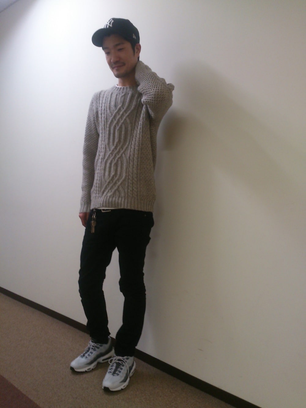 「スニーカー、ニット、NIKE、キャップ、A.P.C、ストリート、ACNE、NEWERA、ストレッチパンツ、Nike airMax95」｜「neweraのアイテム（キャップ、ブラック系）」を使った、tatsuyaさん（メンズ・180cm）の秋コーディネートの1枚目の写真