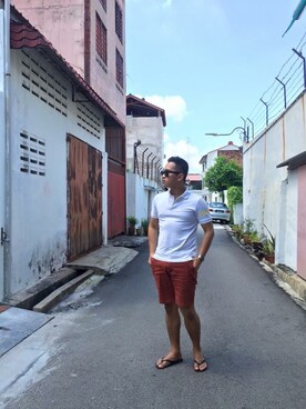 「アイテム（ビーチサンダル、ブラック系）」を使った、Boysyam Roslanさん（メンズ・169cm）の春コーディネート