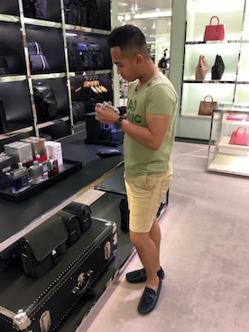 「PRADA（プラダ）のアイテム（フレグランス）」を使った、Boysyam Roslanさん（メンズ・169cm）の春コーディネート