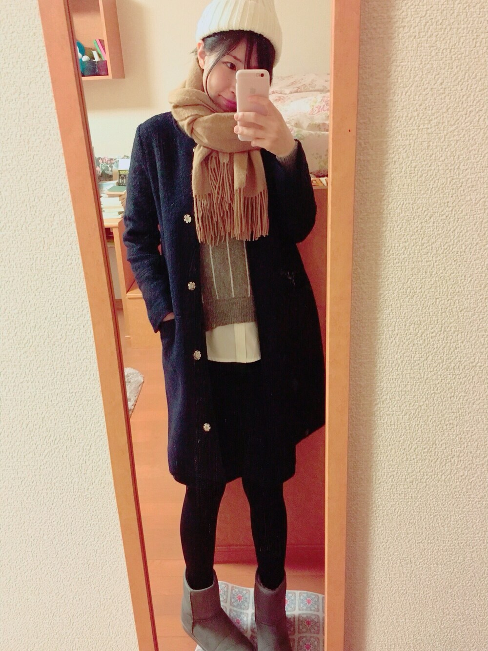 「ラフ、winter、ニット帽、デートフェス、シンプルコーデ、UNIQLO、チビーズ✳︎、ムートンブーツ、マフラーぐるぐる、ノーカラージャケット」｜「GLOBAL WORKの7ゲージストライプレイヤープルオーバー長袖/553864（ニット/セーター、ホワイト系）」を使った、halさん（レディース・152cm）の冬コーディネートの1枚目の写真