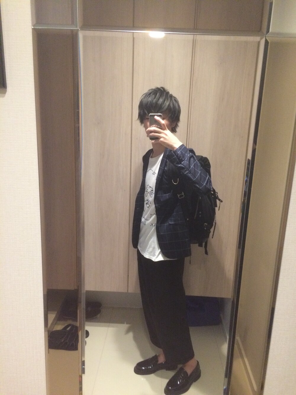 ブルー系のジャケット/アウター、ブラック系のバックパック/リュック、ホワイト系のTシャツ/カットソーを着用したメンズの夏コーディネートの1枚目の写真