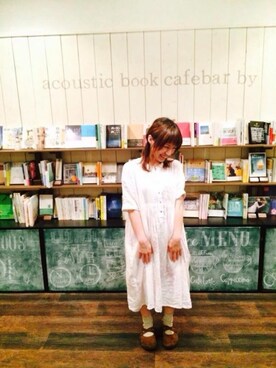 「no brand（ノーブランド）のアイテム（ワンピース、ホワイト系）」を使った、アコースティックブックカフェバーバイさん（レディース）の夏コーディネート