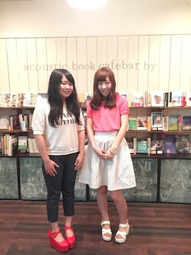 「no brand（ノーブランド）のアイテム（Tシャツ/カットソー、ピンク系）」を使った、アコースティックブックカフェバーバイさん（レディース）の夏コーディネート
