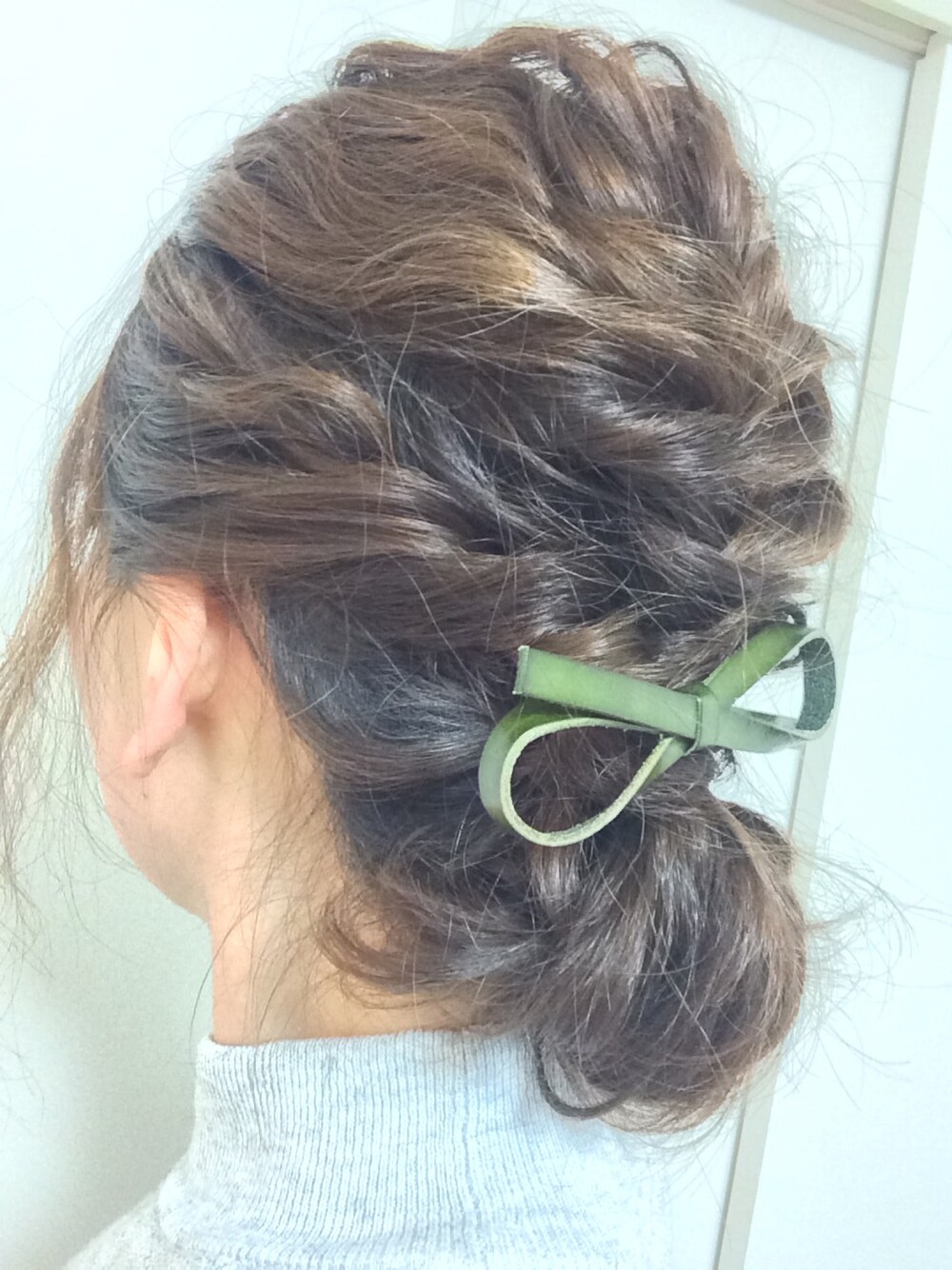「波ウェーブ、ヘアアレンジ」｜「BEAMS BOYのBEAMS BOY / レザー ヘアクリップ（バレッタ/ヘアクリップ、グリーン系）」を使った、えみちさん（レディース・158cm）の冬コーディネートの1枚目の写真