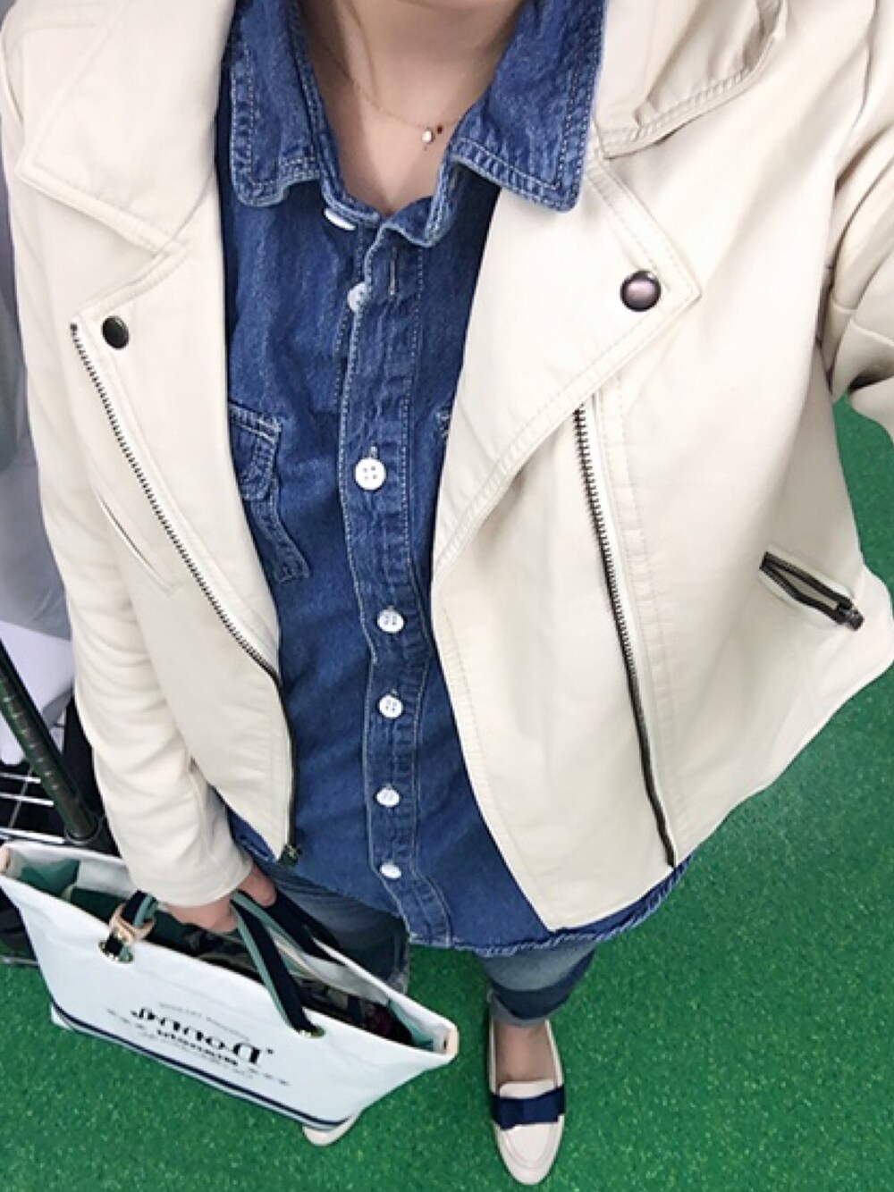 「ライダースジャケット、デニムシャツ、ローリーズファーム(LOWRYS FARM)、しまむら、moussy、ベージュ、denim」｜「LOWRYS FARMのフェイクレザーライダース　568827（ライダースジャケット、ホワイト系）」を使った、なーさんさん（レディース・160cm）の春コーディネートの1枚目の写真