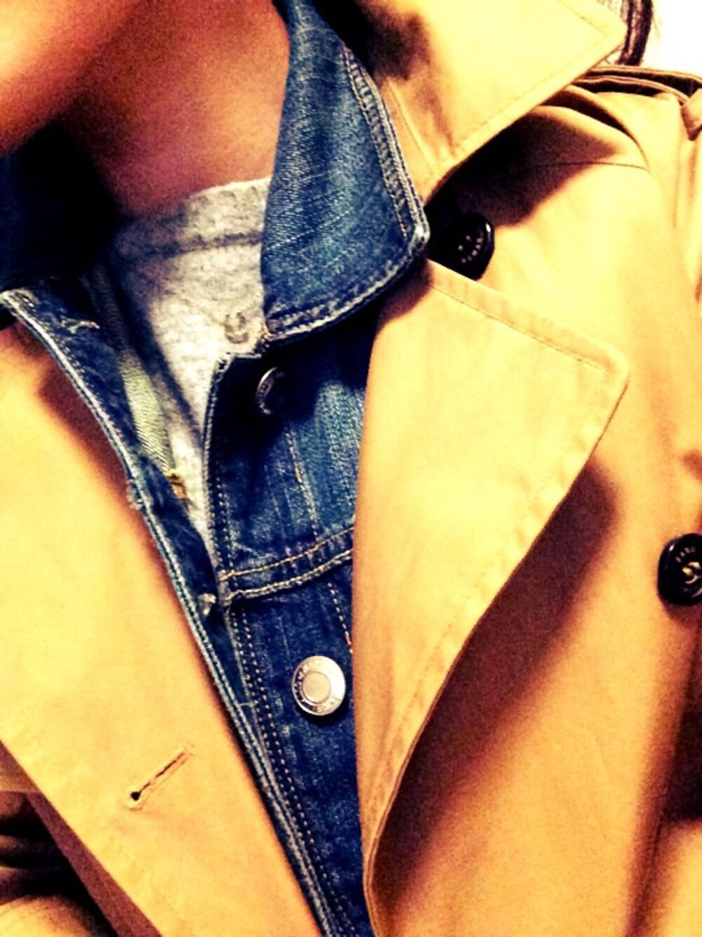 ブルー系のデニムジャケットを着用したレディースの春コーディネートの1枚目の写真