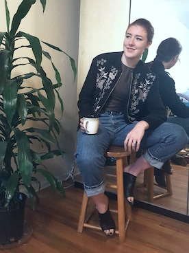 「アイテム（サンダル）」を使った、Ruth Rynaeさん（レディース・178cm）の秋コーディネート