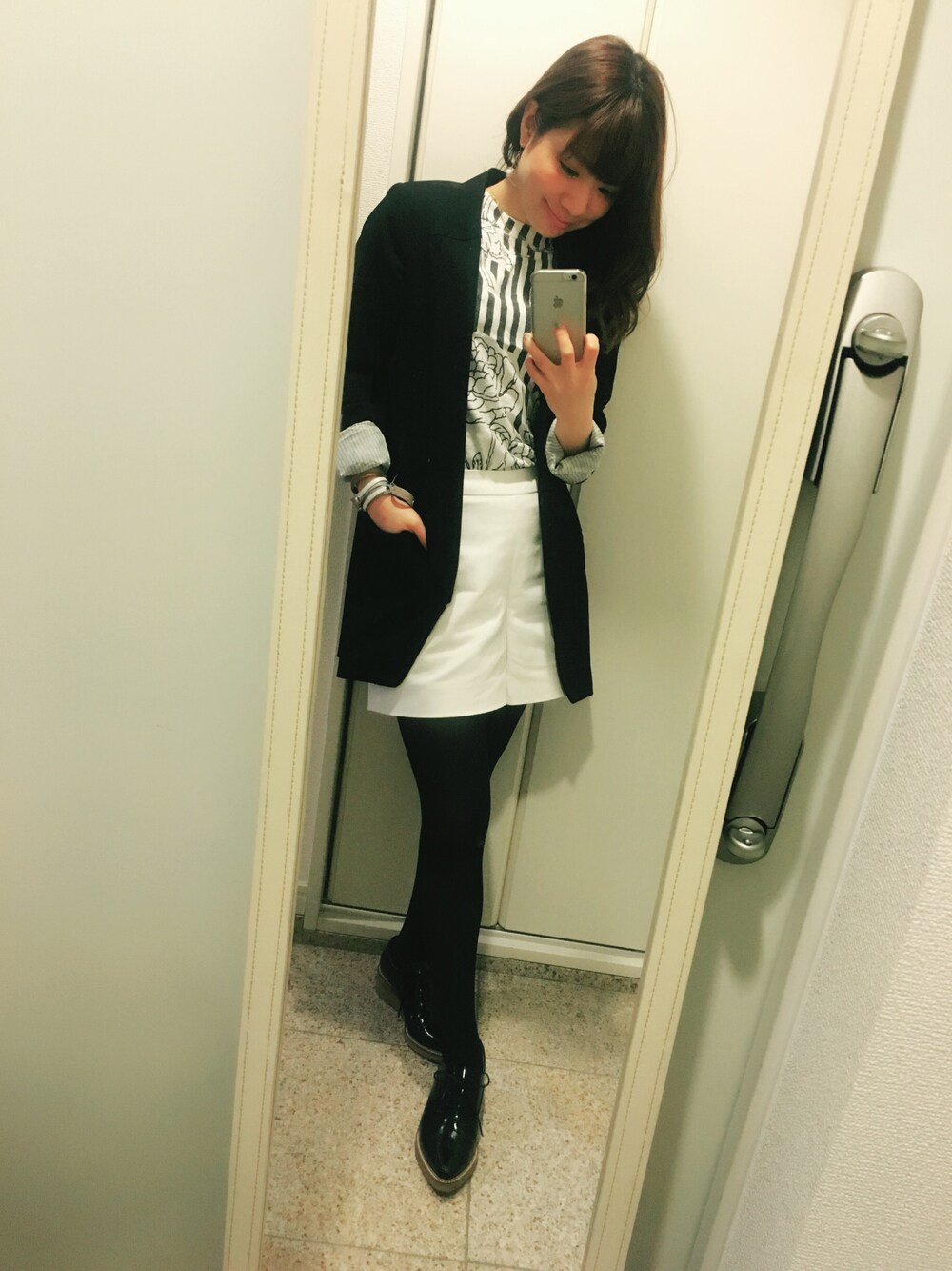 「ジャケット、ショートパンツ、柄シャツ」｜「M-PREMIERのアイテム（その他パンツ、ホワイト系）」を使った、majyokaさん（レディース・153cm）の春コーディネートの1枚目の写真