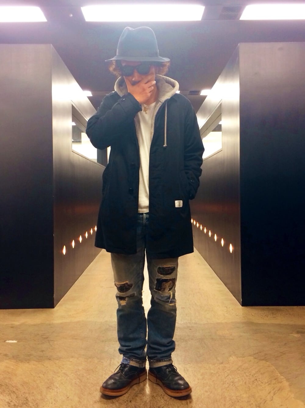 「ステンカラーコート、ネイビー、BOB、tricker's」｜「ROTTWEILERのTWO TONE HAT（ハット）」を使った、イニシャルBさん（メンズ・165cm）の秋コーディネートの1枚目の写真
