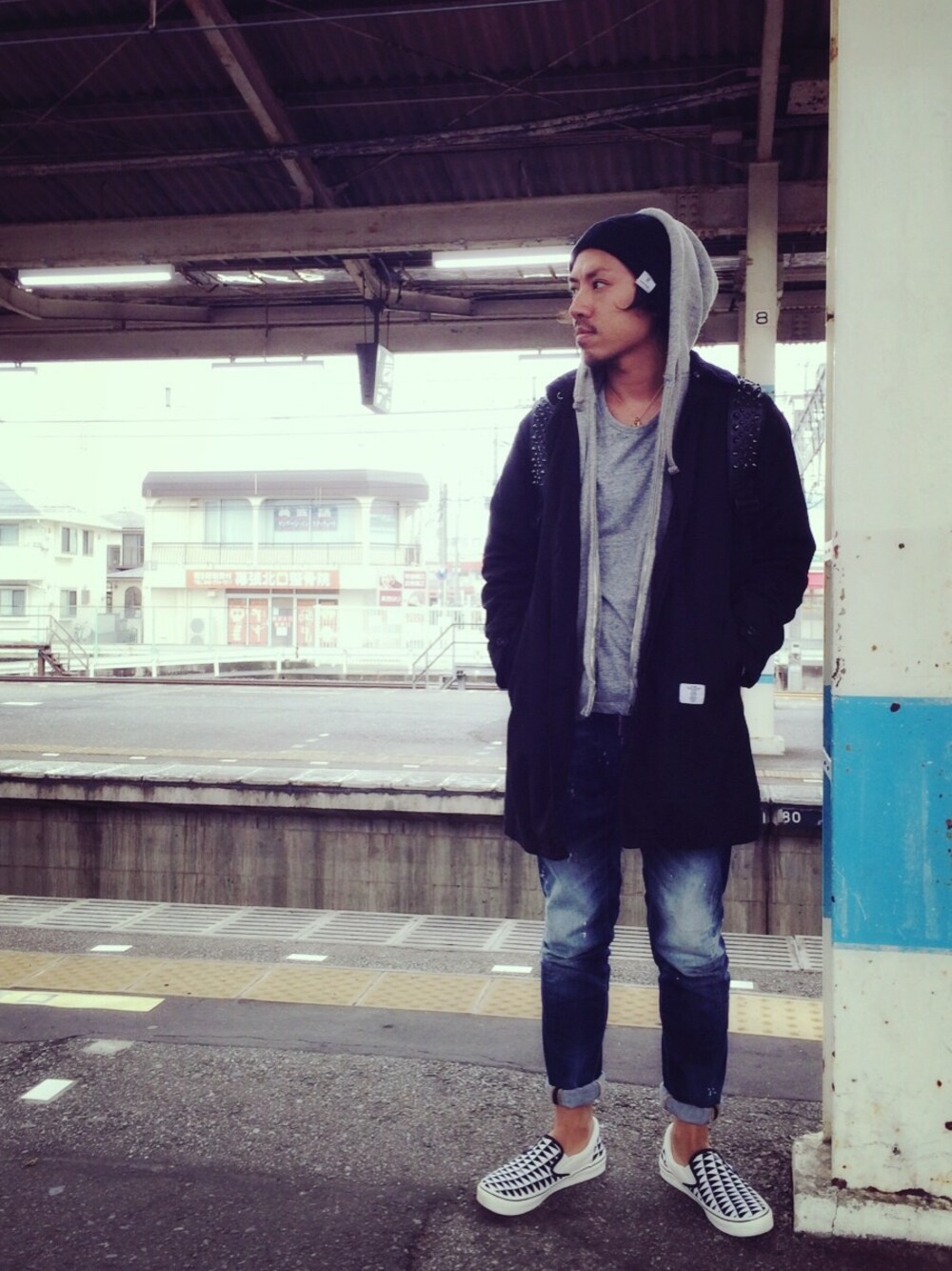 「VANS、BOB、GIVENCHY、BEDWIN、スリッポン、COOTIE、Chrome Hearts、ROTTWEILER、HERMES、DSQUARED2」｜「BEDWIN & THE HEARTBREAKERSのロングコート（ステンカラーコート、ブルー系）」を使った、イニシャルBさん（メンズ・165cm）の春コーディネートの1枚目の写真