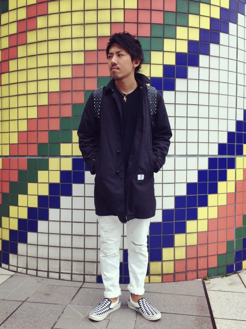 「VANS、ホワイト、chromehearts、BOB、GIVENCHY、AKM、Chrome Hearts、クロムハーツ」｜「BEDWIN & THE HEARTBREAKERSのロングコート（ステンカラーコート、ブルー系）」を使った、イニシャルBさん（メンズ・165cm）の春コーディネートの1枚目の写真