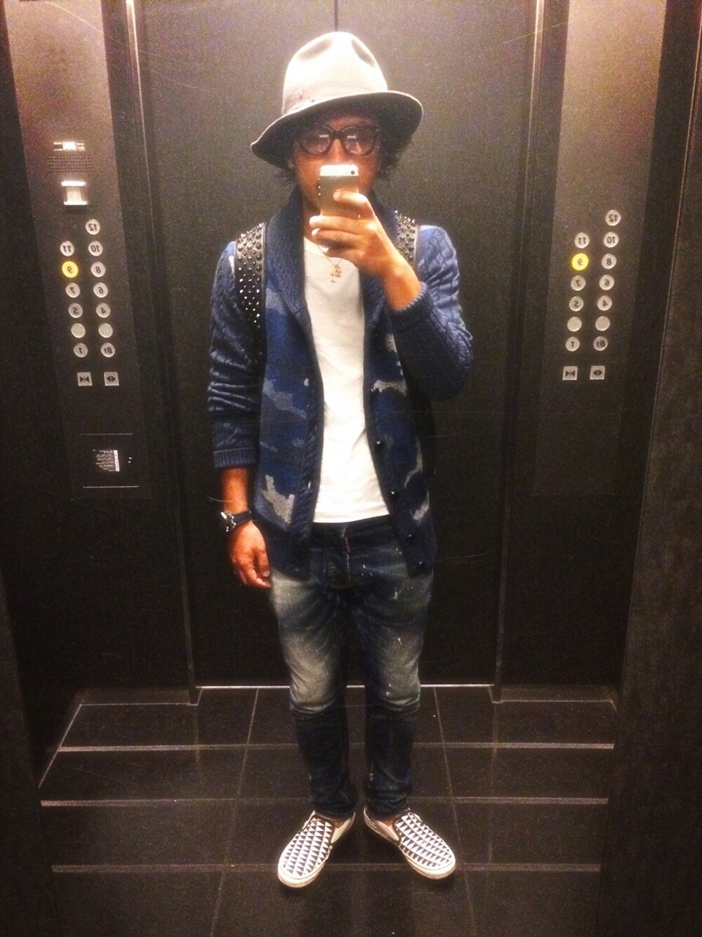 「ダメージデニムパンツ、BOB、迷彩、ハット、ジフミ、audemarspiguet」｜「AKMのcable shawl camo cardigan（カーディガン/ボレロ、ブルー系）」を使った、イニシャルBさん（メンズ・165cm）の秋コーディネートの1枚目の写真