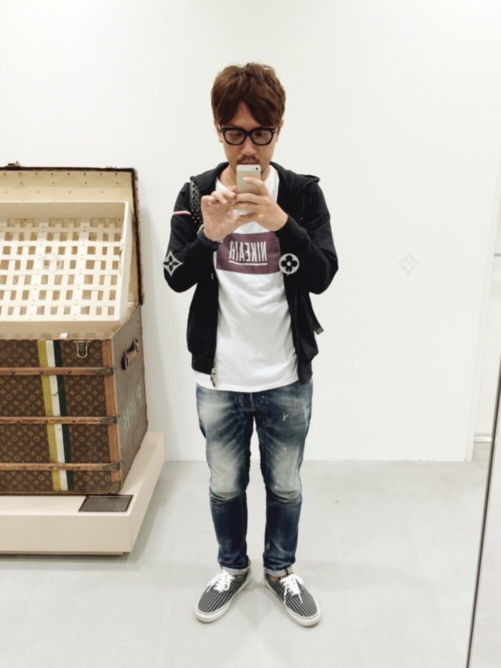 「BOB、MONCLER、PIGALLE、NIKE、supreme、Chrome Hearts、audemarspiguet、ズラではない」｜「PIGALLEのアイテム（Tシャツ/カットソー、ホワイト系）」を使った、イニシャルBさん（メンズ・165cm）の秋コーディネートの1枚目の写真