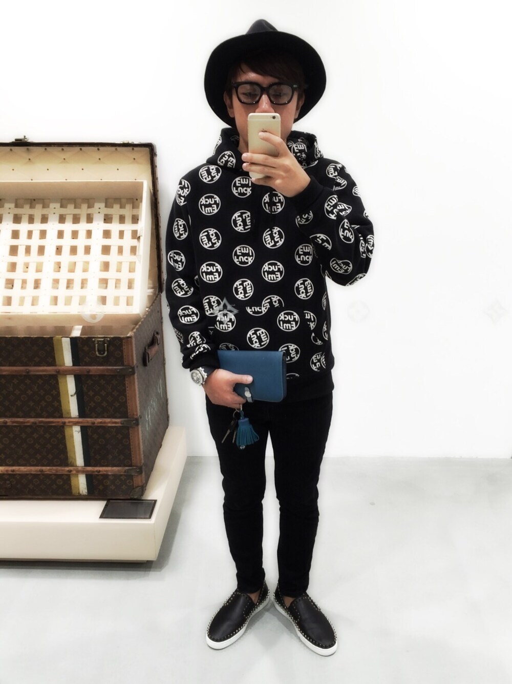 「supreme、BOB、Chrome Hearts、Christian Louboutin、audemarspiguet、hat」｜「Supreme のアイテム（パーカー、ブラック系）」を使った、イニシャルBさん（メンズ・165cm）の秋コーディネートの1枚目の写真