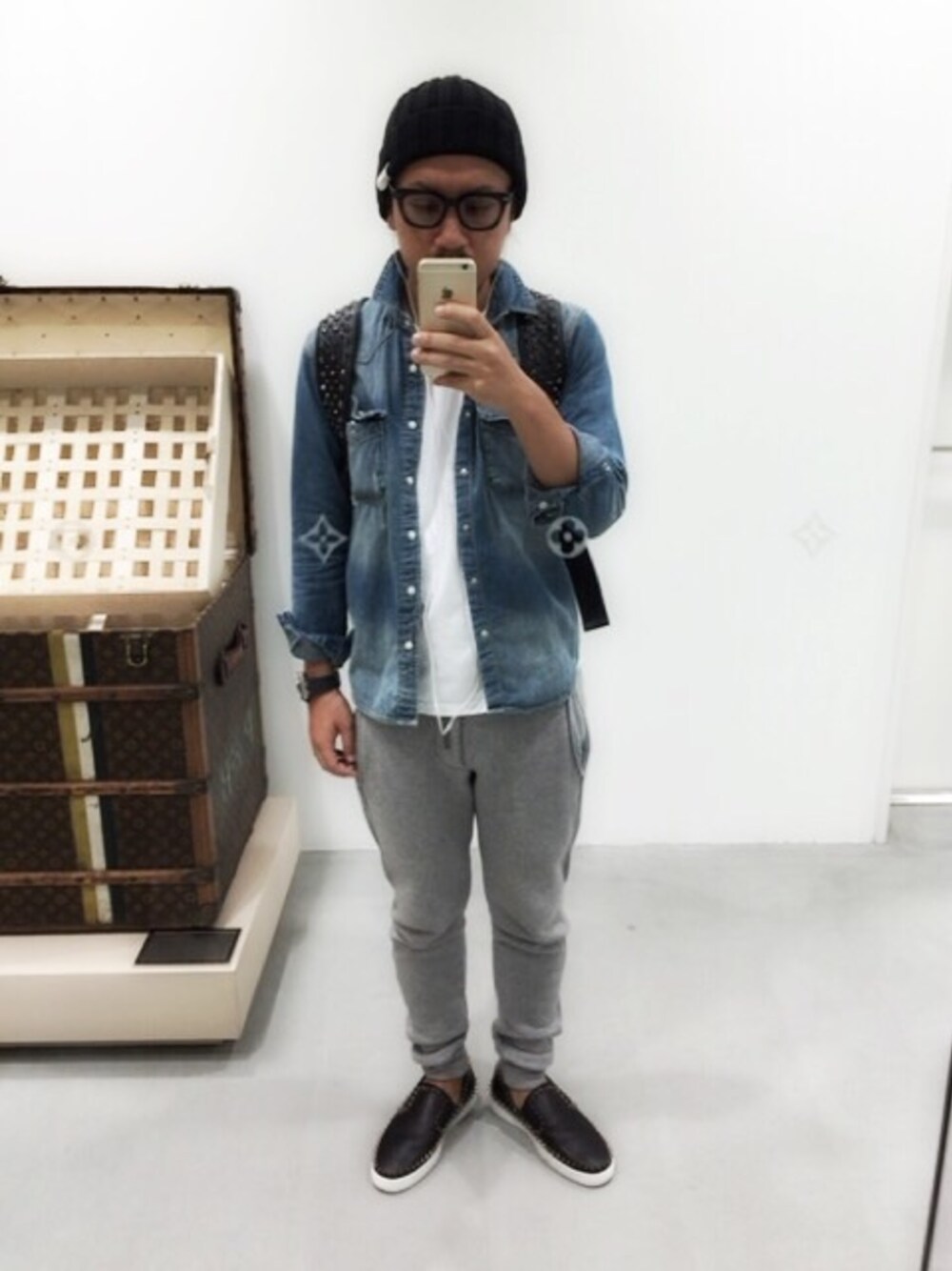 「BOB、GIVENCHY、audemarspiguet、nano・universe、Christian Louboutin、ジフミ」｜「NANO universeのヴィンテージデニムSH（シャツ/ブラウス、ブルー系）」を使った、イニシャルBさん（メンズ・165cm）の秋コーディネートの1枚目の写真