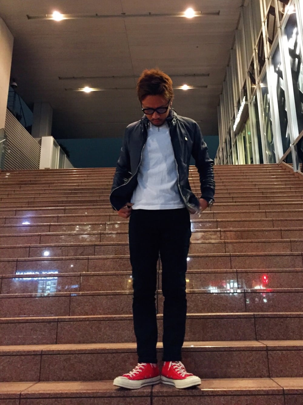 「BOB、AKM、audemarspiguet、converse、UNIQLO、ROTTWEILER」｜「CONVERSEのチャックテイラー（スニーカー、レッド系）」を使った、イニシャルBさん（メンズ・165cm）の秋コーディネートの1枚目の写真