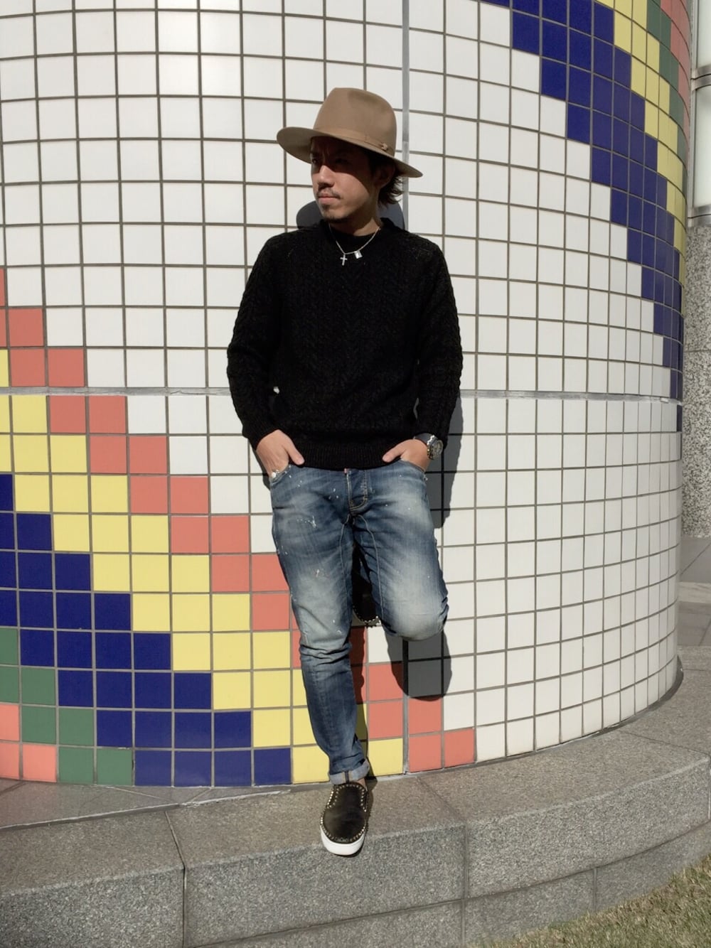「BOB、つばひろハット、ベージュのハット、Christian Louboutin、audemarspiguet、フィッシャーマンニット、デニム」｜「ROTTWEILERのFISHERMAN KNIT（ニット/セーター、ブラック系）」を使った、イニシャルBさん（メンズ・165cm）の冬コーディネートの1枚目の写真