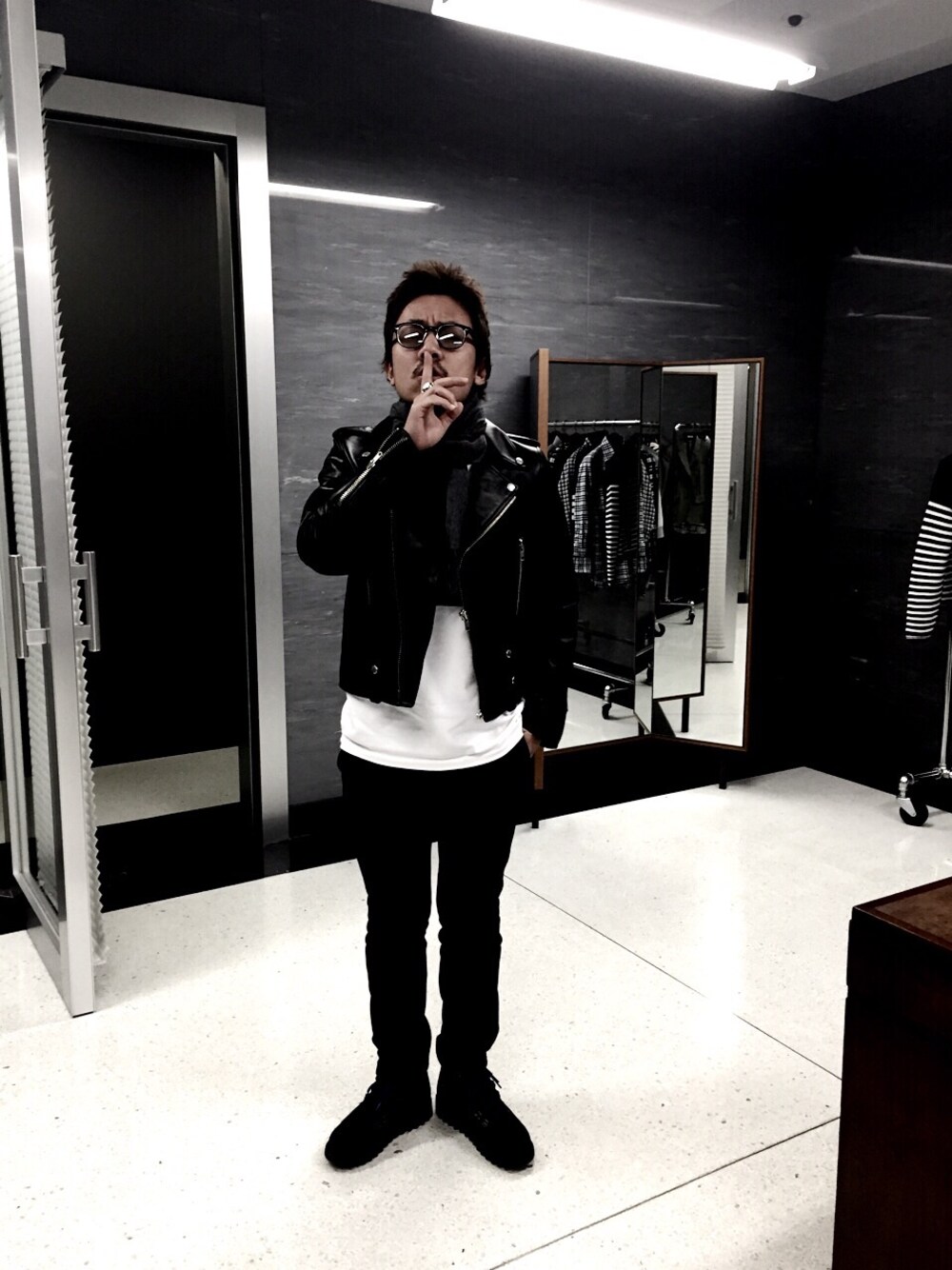 「BOB、THOMBROWNE、Rags Mcgregor、Moscot、audemarspiguet、LouisVuitton」｜「MOSCOTのアイテム（メガネ、ブラウン系）」を使った、イニシャルBさん（メンズ・165cm）の冬コーディネートの1枚目の写真