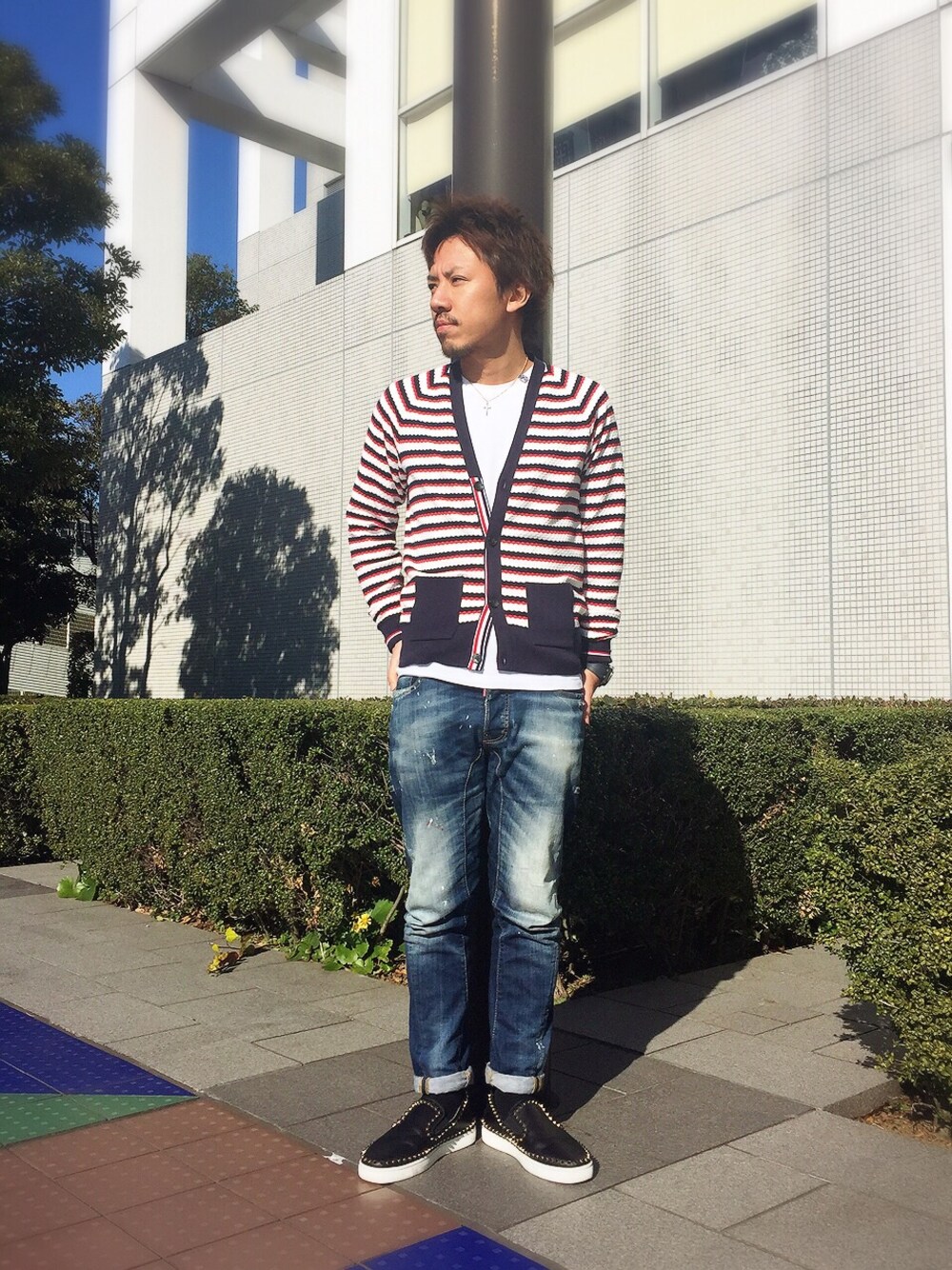 「BOB、THOMBROWNE、Christian Louboutin、DSQUARED2、audemarspiguet」｜「THOM BROWNEのアイテム（カーディガン/ボレロ、ホワイト系）」を使った、イニシャルBさん（メンズ・165cm）の冬コーディネートの1枚目の写真
