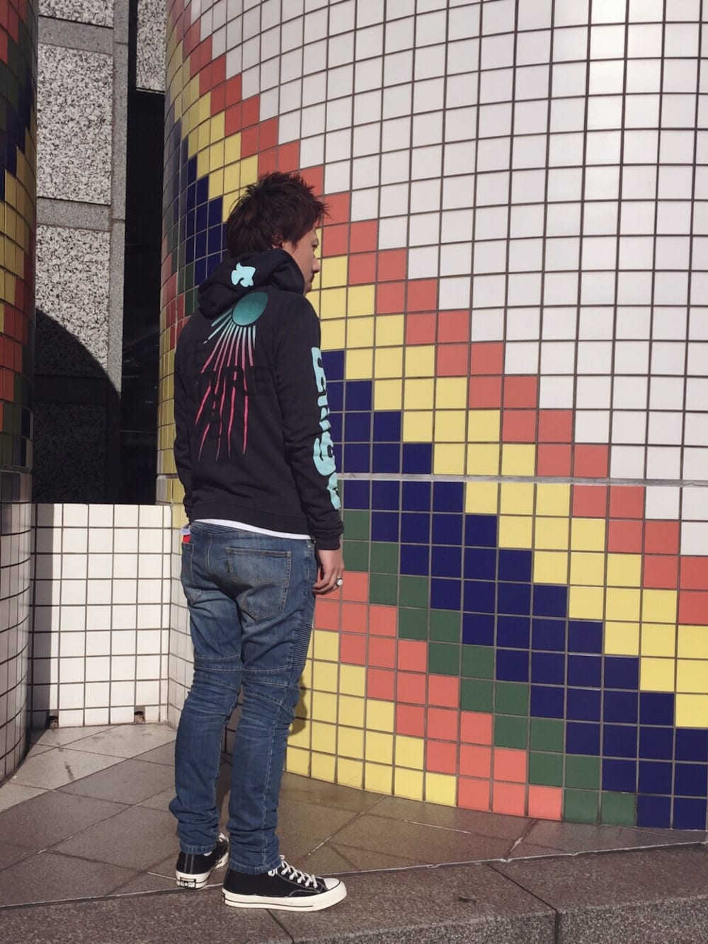 「BOB、FreeCity、audemarspiguet、converse、デニム、パーカー」｜「FREE CITYのアイテム（パーカー、ブルー系）」を使った、イニシャルBさん（メンズ・165cm）の冬コーディネートの1枚目の写真