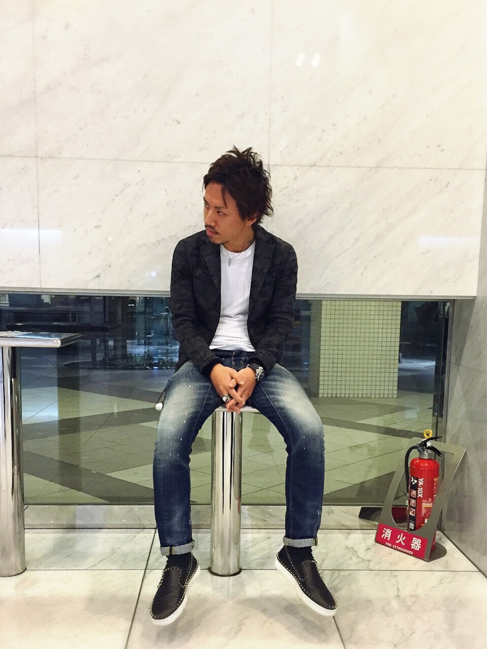 「BOB、AKM、DSQUARED2、audemarspiguet、Christian Louboutin、迷彩」｜「AKMのアイテム（テーラードジャケット、グレー系）」を使った、イニシャルBさん（メンズ・165cm）の冬コーディネートの1枚目の写真