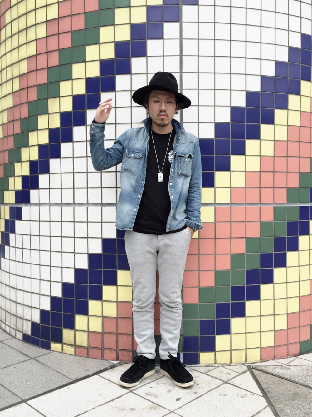「デニムシャツ、スウェットパンツ、Chrome Hearts、audemarspiguet、ツバ広ハット、A BATHING APE」｜「NANO universeのヴィンテージデニムSH（シャツ/ブラウス、ブルー系）」を使った、イニシャルBさん（メンズ・165cm）の冬コーディネートの1枚目の写真