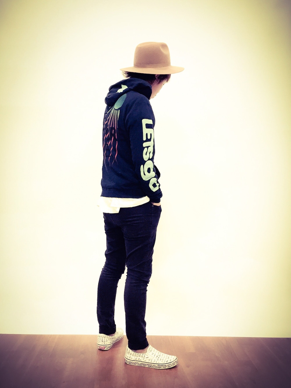 「BOB、FreeCity、cheap monday、スキニーパンツ、VANS、スリッポン、REMI RELIEF」｜「FREE CITYのアイテム（パーカー、ブルー系）」を使った、イニシャルBさん（メンズ・165cm）の夏コーディネートの1枚目の写真