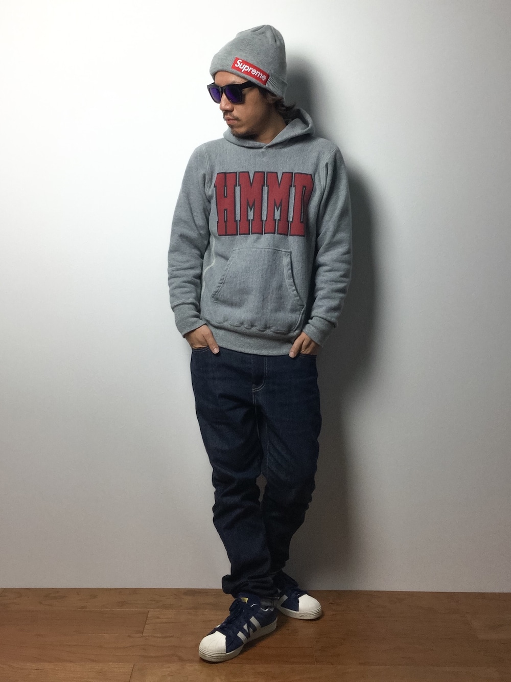 「Supreme のアイテム（ニットキャップ/ビーニー、グレー系）」を使った、イニシャルBさん（メンズ・168cm）の冬コーディネートの1枚目の写真