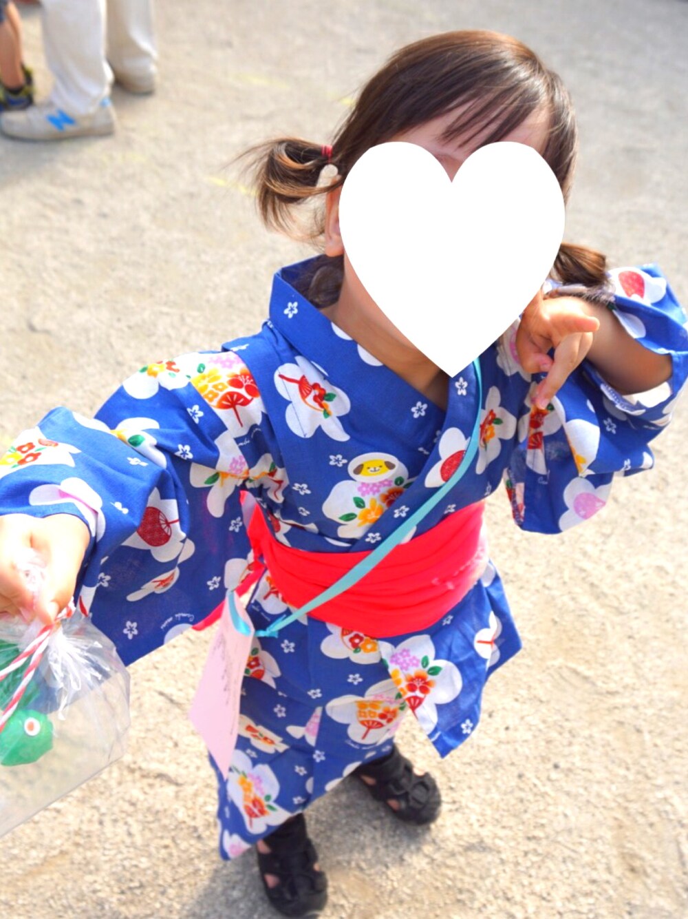 「キッズコーデ、おんなのこ、3歳、夏コーデ、夏祭り、盆踊り、浴衣、コンビミニ、Combi mini」｜「combiminiのアイテム（浴衣、ブルー系）」を使った、kaedeさん（キッズ・100cm）の夏コーディネートの1枚目の写真