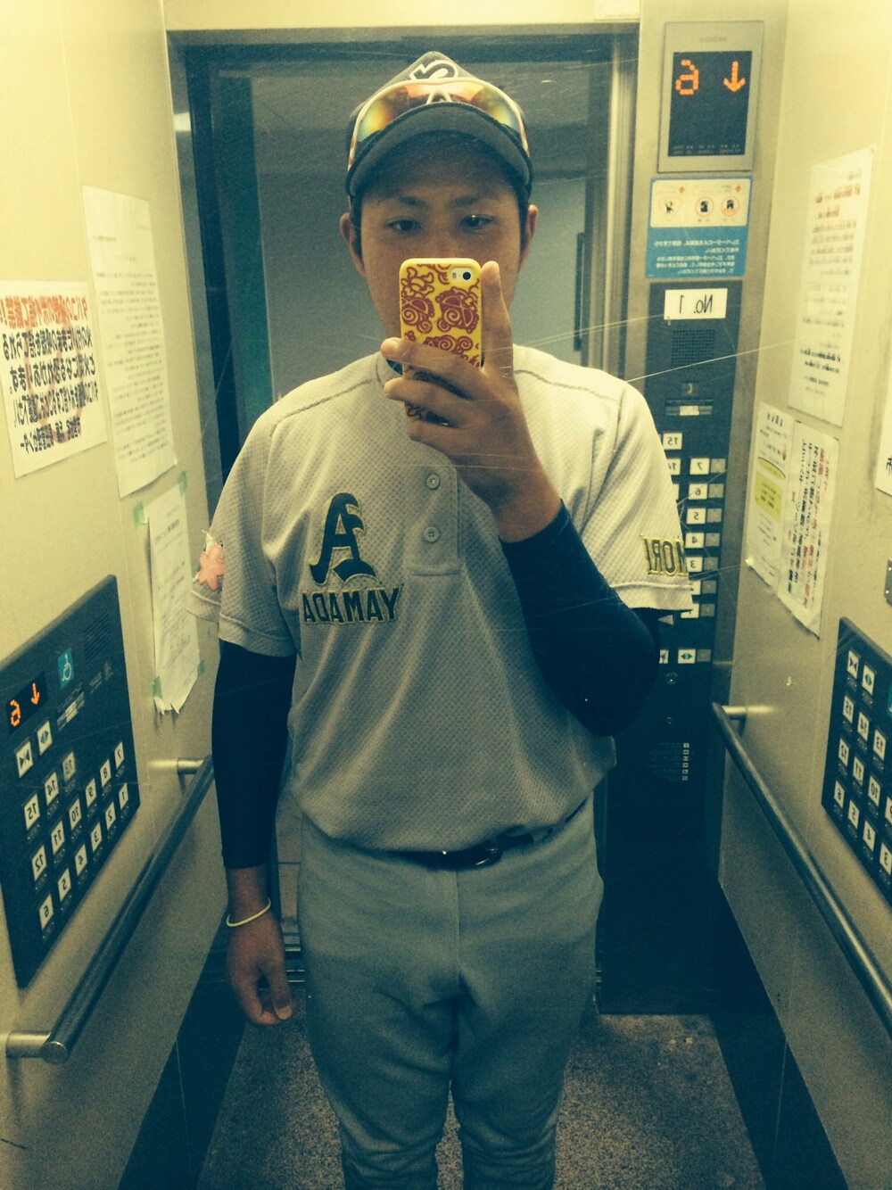 グレー系のスポーツグッズを着用したメンズの秋コーディネートの1枚目の写真