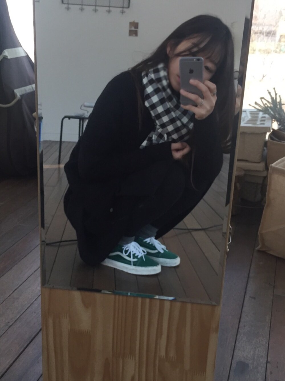 「daily look、無印良品、VANS、skirt、black、머플러、American Apparel、UNIQLO、check」｜「UNIQLOのアイテム（スウェット、ブラック系）」を使った、jirong_kさん（レディース・170cm）の冬コーディネートの1枚目の写真