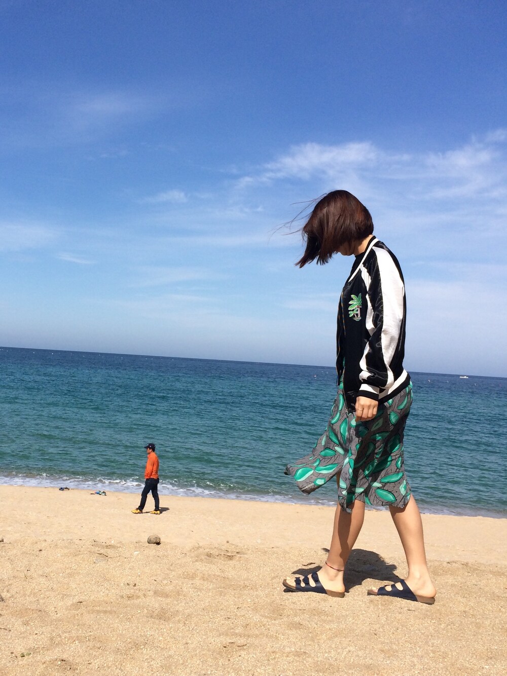 「シンプルコーデ、オトナカジュアル、夏、daily look、ootd、outfit、birkenstock、UNIQLO」｜「BIRKENSTOCKのアイテム（ビーチサンダル、ブルー系）」を使った、jirong_kさん（レディース・170cm）の春コーディネートの1枚目の写真