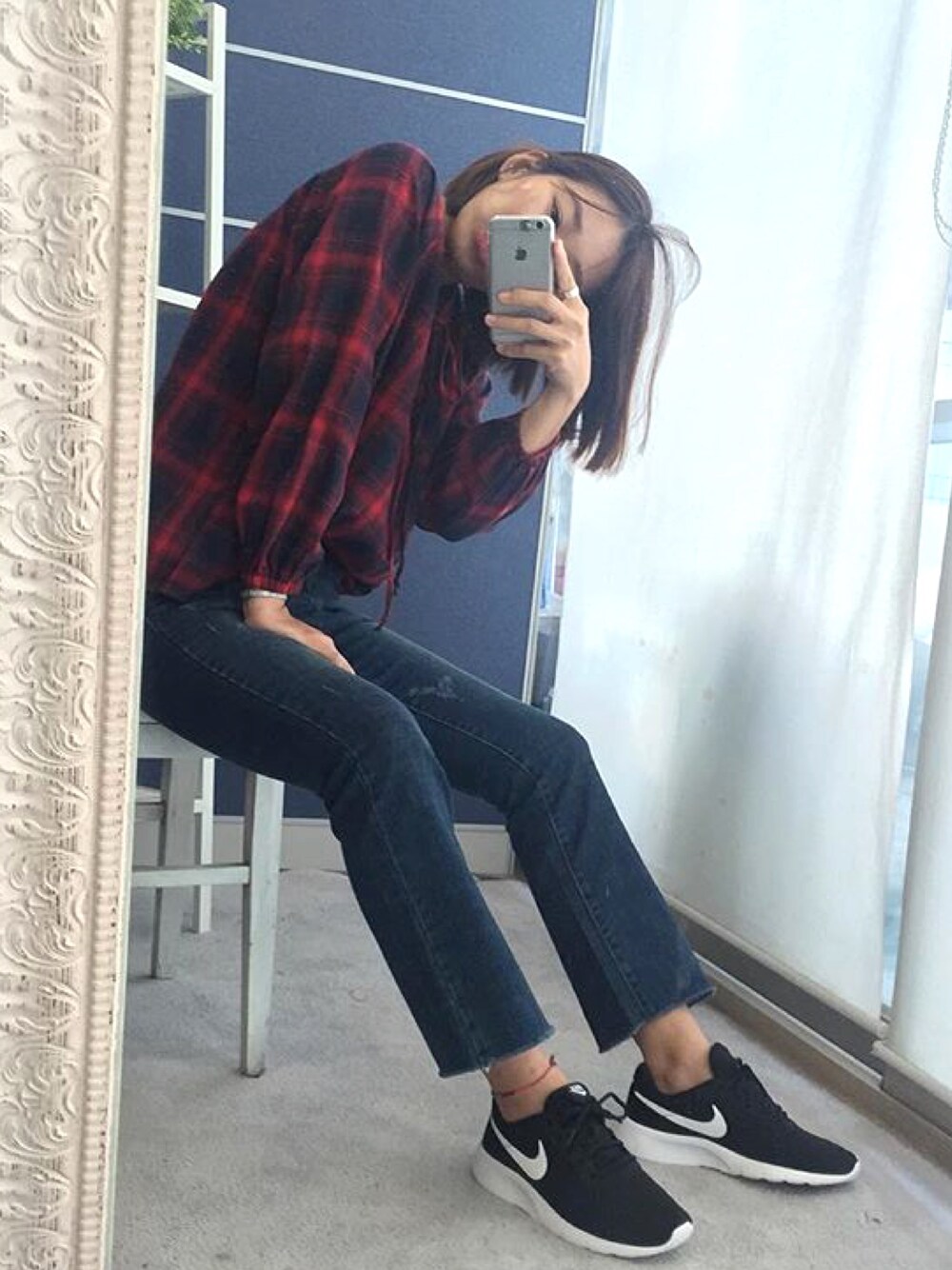 「ootd、outfit、冬、denim、韓国、韓国ファッション、休日スタイル」｜「NIKEのアイテム（スニーカー、ブラック系）」を使った、jirong_kさん（レディース・170cm）の秋コーディネートの1枚目の写真