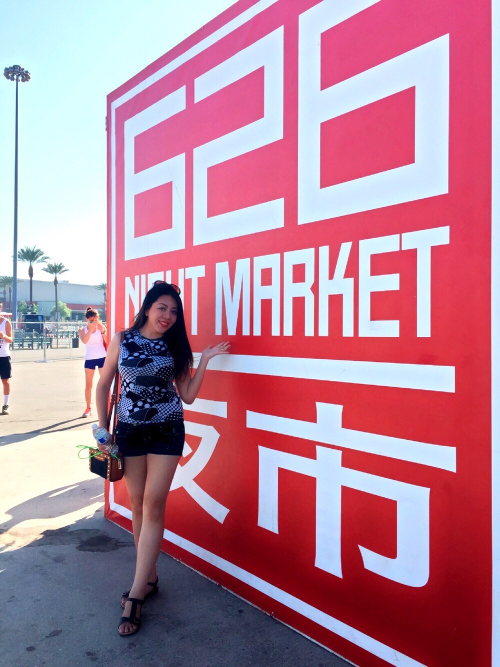「nightmarket、shorts、summer、fun、hippiness」｜「Rossのアイテム（タンクトップ、ブラック系）」を使った、Terry Nguyenさん（レディース・163cm）の夏コーディネートの1枚目の写真
