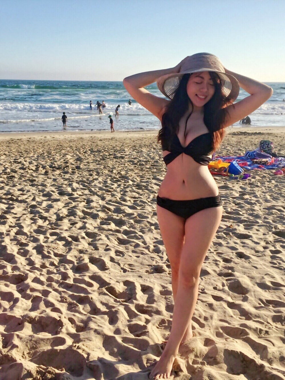 「bikini、swimsuit、swimwear、black、summer、beach、summer hat、hat」｜「Amazonのアイテム（水着、ブラック系）」を使った、Terry Nguyenさん（レディース・163cm）の夏コーディネートの1枚目の写真