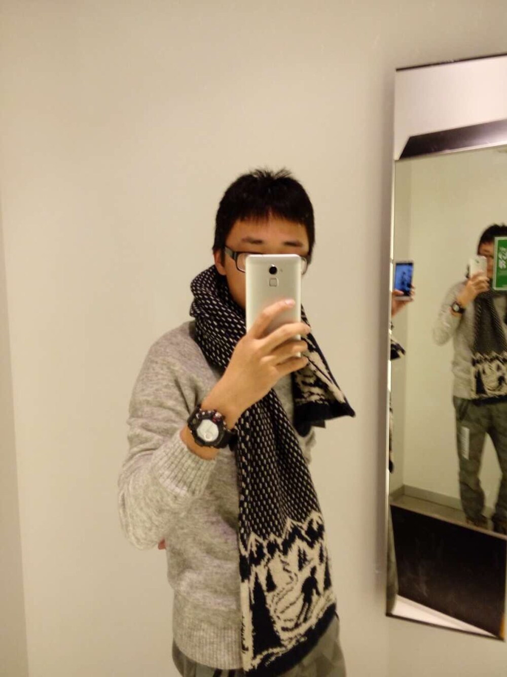 「Abercrombie&Fitchのアイテム（マフラー、ブラック系）」を使った、lumi-cさん（メンズ・175cm）の冬コーディネートの1枚目の写真