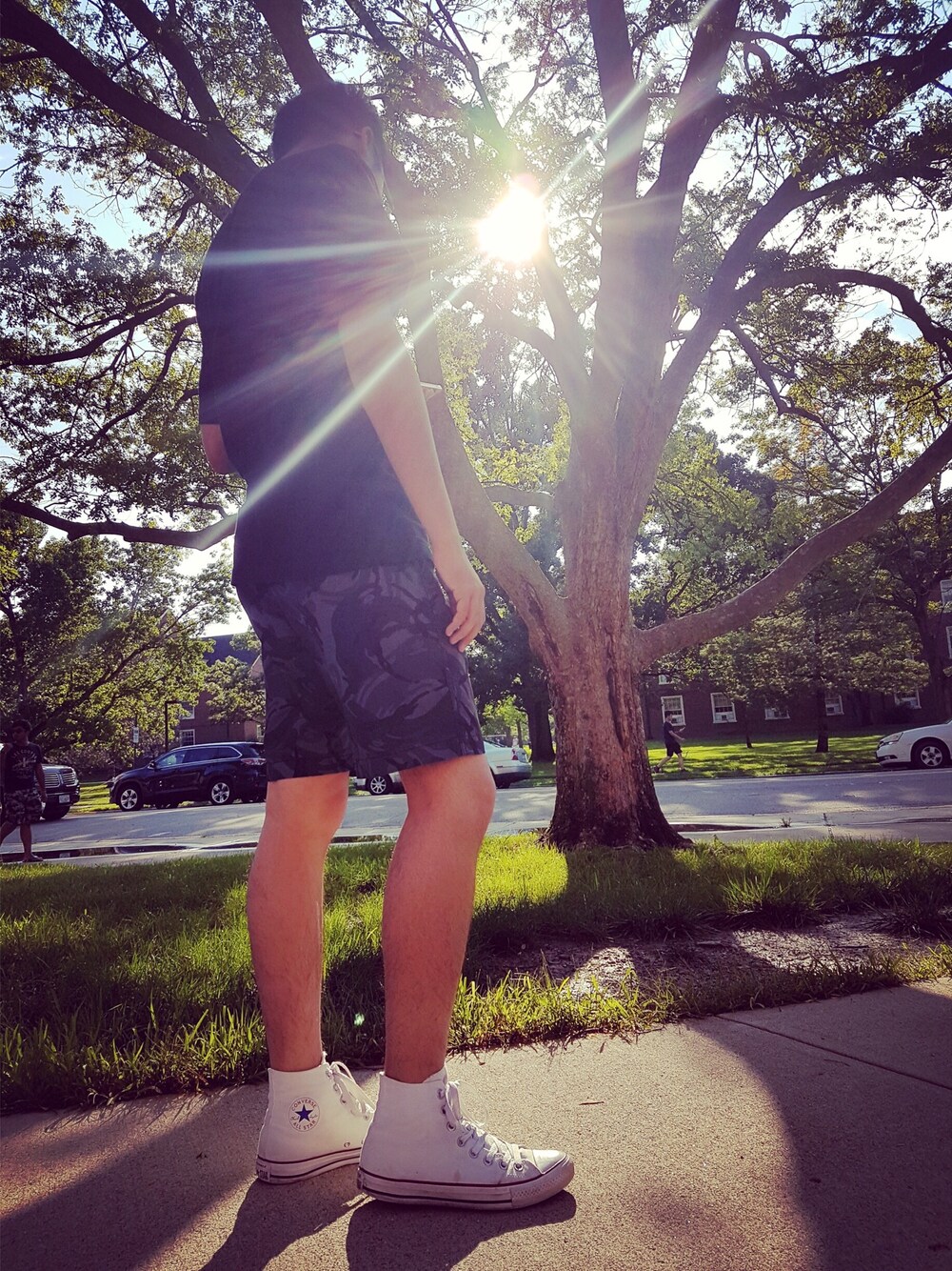 「converse、AAPE、Bape」｜「A BATHING APEのアイテム（Tシャツ/カットソー、ブラック系）」を使った、lumi-cさん（メンズ・178cm）の秋コーディネートの1枚目の写真