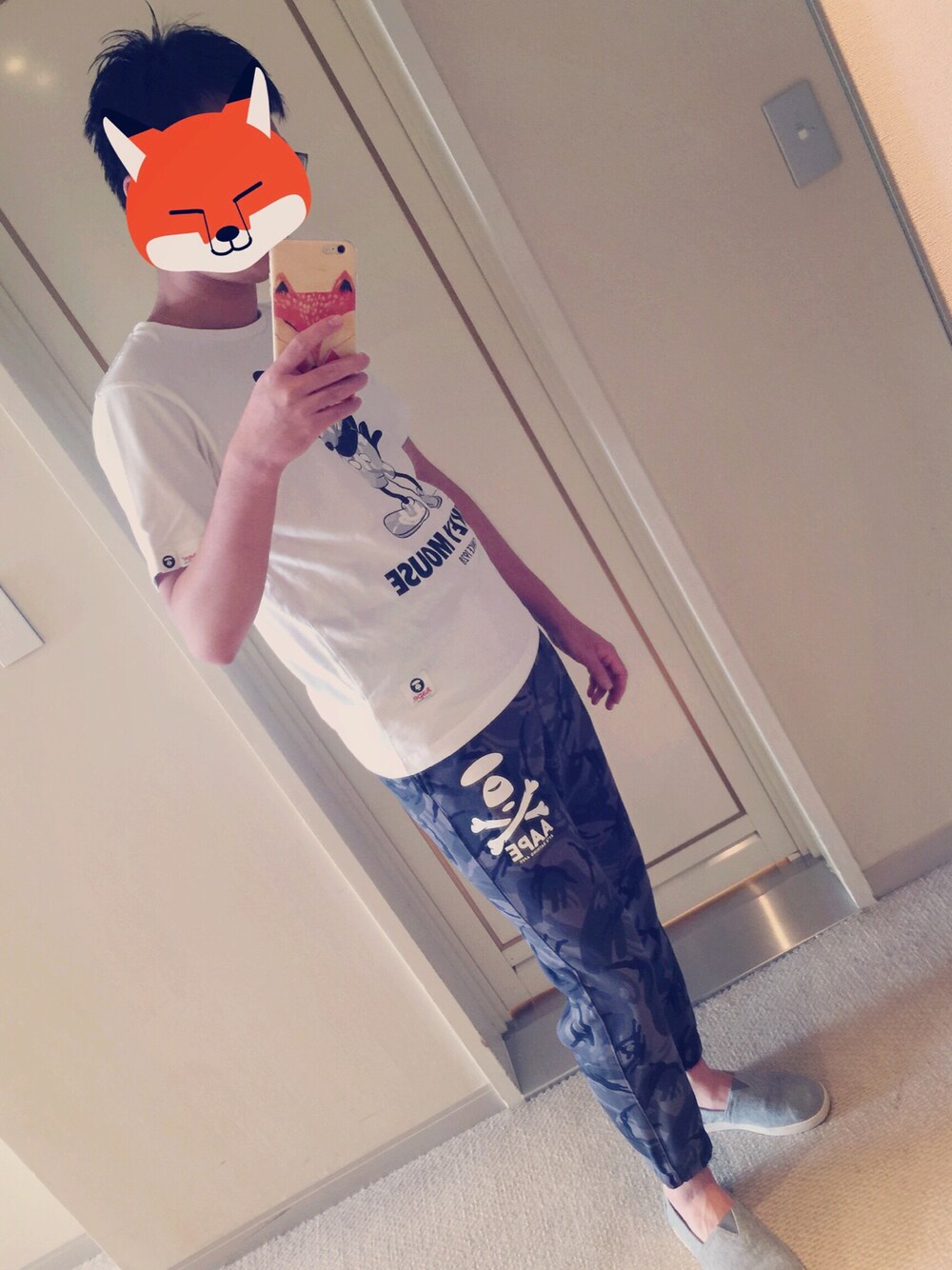 「AAPE、AAPE BY A BATHING APE(AAPE BY A BATHING APE)、disney、mickey、toms」｜「AAPE BY A BATHING APEのアイテム（Tシャツ/カットソー、ホワイト系）」を使った、lumi-cさん（メンズ・178cm）の秋コーディネートの1枚目の写真