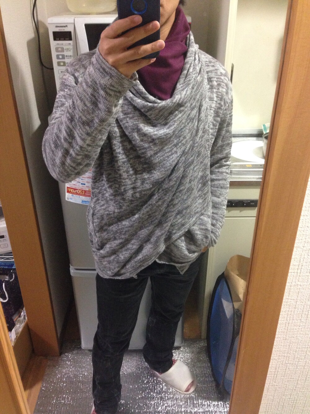 グレー系のカーディガン/ボレロ、レッド系のTシャツ/カットソー、ブラック系のその他パンツを着用したメンズの冬コーディネートの1枚目の写真